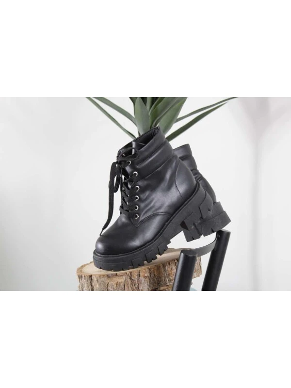 BOTA FEMININA TRATORADA CADARÇO - Preto