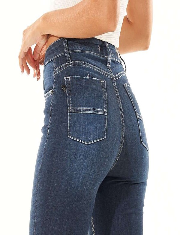 CALÇA JEANS SKINNY COM ELASTANO  Jeans