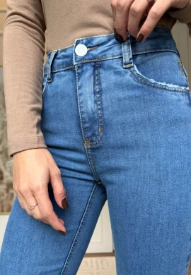 Calça Jeans Feminina Reta Com Elastano Empina Bumbum Para Mulheres Altas Serena - Jeans medio