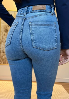 Calça Jeans Feminina Flare Com Elastano Empina Bumbum Para Mulheres Altas Analu - Jeans claro
