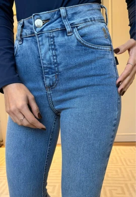 Calça Jeans Feminina Flare Com Elastano Empina Bumbum Para Mulheres Altas Analu - Jeans claro