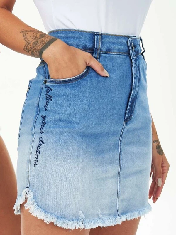 MINI SAIA BORDADA NA LATERAL BARRA DESFIADA - Jeans