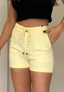 SHORTS COM ELASTANO COLORIDO E MEIA COXA - Manteiga