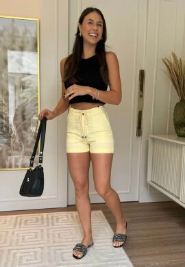 SHORTS COM ELASTANO COLORIDO E MEIA COXA - Manteiga